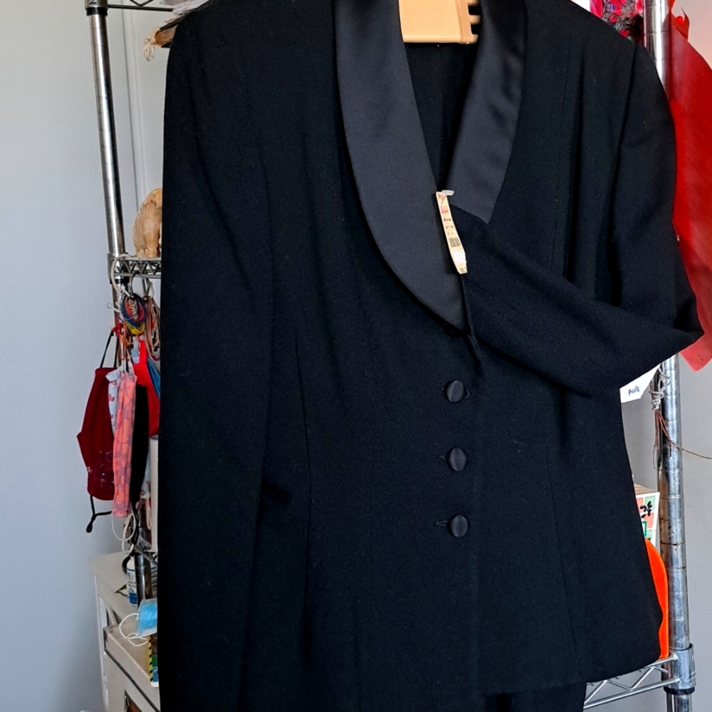 BICCI Black wool crepe suit with silk collar and buttons size 12 petite.